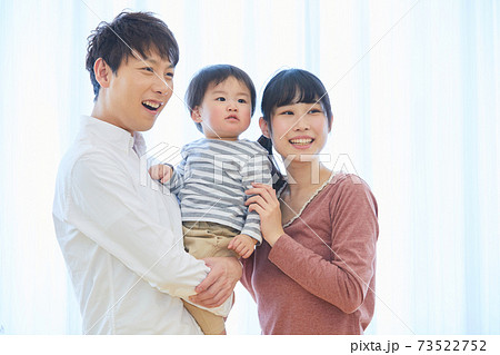 家族の写真　ファミリー　子供　男の子 73522752