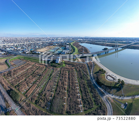 空撮 彩湖と東京外環自動車道 幸魂大橋 空撮 彩湖と東京外環自動車道 幸魂大橋 73522880