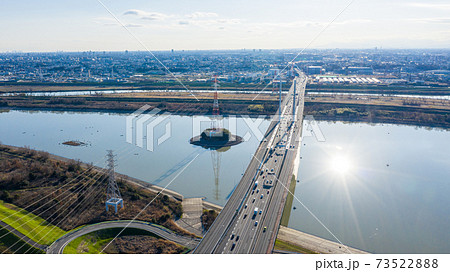 空撮　彩湖と東京外環自動車道　幸魂大橋 73522888