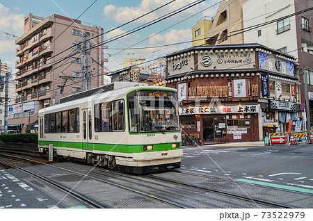 都市風景 都電が走る街角 大塚のれん街 東京都豊島区 都市風景 都電が走る街角 大塚のれん街 東京都豊島区 73522979
