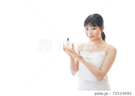香水を使う若い女性 73524093