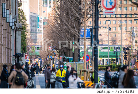 日本の東京都市景観　緊急事態宣言下。マスク姿の人たちで賑わう丸の内の街角や電車など望む＝1月16日 73524293