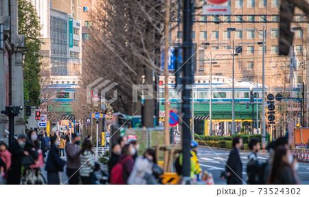 日本の東京都市景観 緊急事態宣言下。マスク姿の人たちで賑わう丸の内の街角や新幹線など望む=1月16日 日本の東京都市景観 緊急事態宣言下。マスク姿の人たちで賑わう丸の内の街角や新幹線など望む=1月16日 73524302