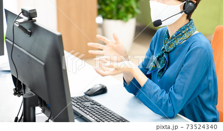 ウェブカメラに向かう若い女性 73524340