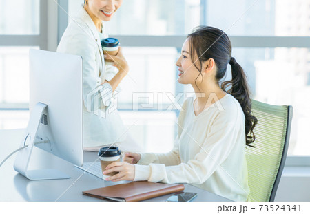 オフィスでコーヒーブレイクするビジネスウーマン 73524341