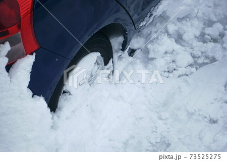 雪で埋もれた車 73525275