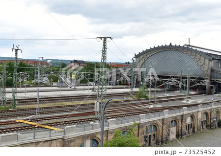 ドレスデン ノイシュタット駅のターミナルと線路の写真素材