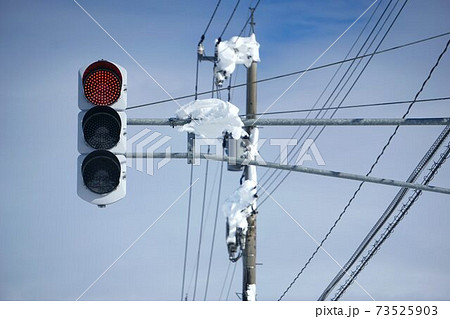 着雪した信号機 73525903