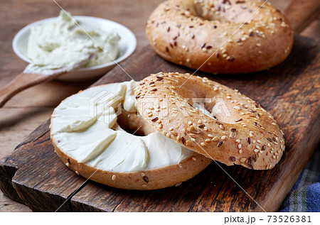Bagel with cream cheese 73526381
