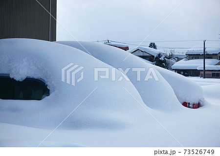 完全に埋もれた車 73526749