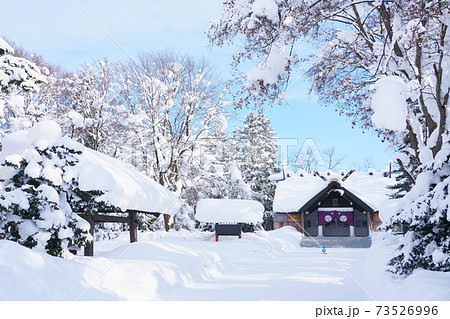 冬の北海道の神社境内 73526996