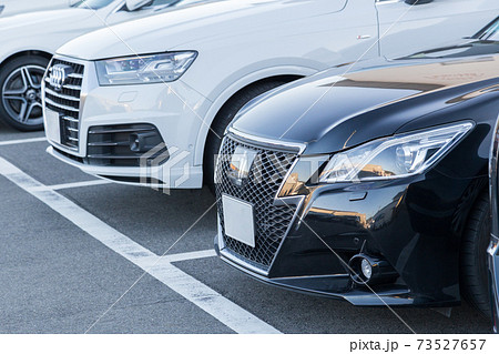 駐車場の自動車 駐車場の自動車 73527657