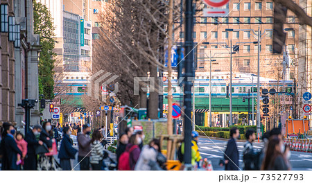 日本の東京都市景観　緊急事態宣言下。マスク姿の人たちで賑わう丸の内の街角や新幹線など望む＝1月16日 73527793