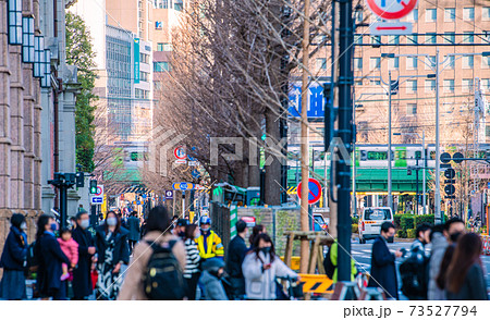 日本の東京都市景観 緊急事態宣言下。マスク姿の人たちで賑わう丸の内の街角など望む=1月16日 日本の東京都市景観 緊急事態宣言下。マスク姿の人たちで賑わう丸の内の街角など望む=1月16日 73527794