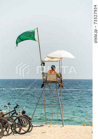 スペインバルセロナの海岸 見張り台に座るセーフガードの写真素材