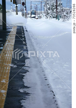 雪に埋もれた地鉄五百石駅 73528266