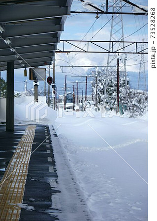 雪に埋もれた地鉄五百石駅 73528268