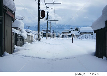 完全に雪に埋もれたレール 73528300