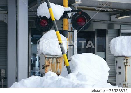 雪に埋もれた踏切 雪に埋もれた踏切 73528332