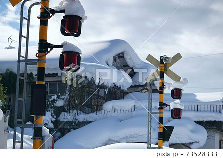 雪に埋もれた踏切 73528333