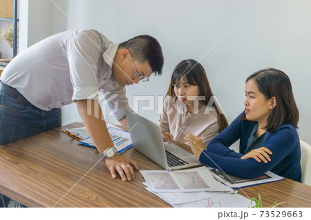 Asian business people discuss about financial report in the office Asian business people discuss about financial report in the office 73529663