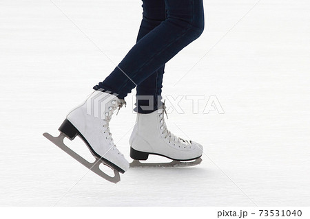 foot ice-skating girls on the ice rink. 73531040