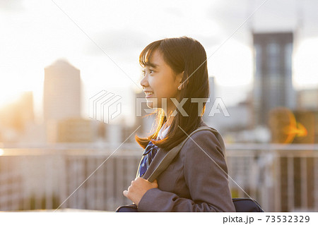 制服の女子学生 中学生 高校生 制服の女子学生 中学生 高校生 73532329