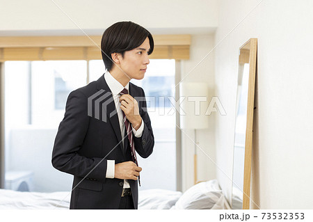 スーツを着る若い男性 就活  73532353