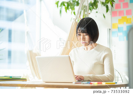 女性　テレワーク　在宅勤務　パソコン　 73533092