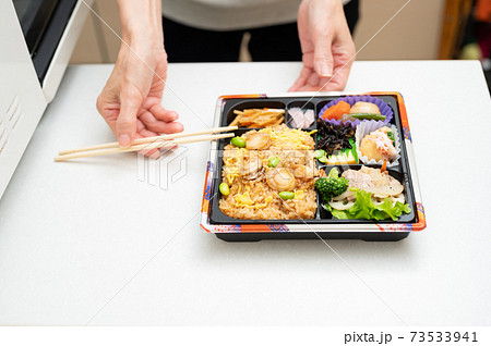 レンチン弁当で手軽に食事 73533941
