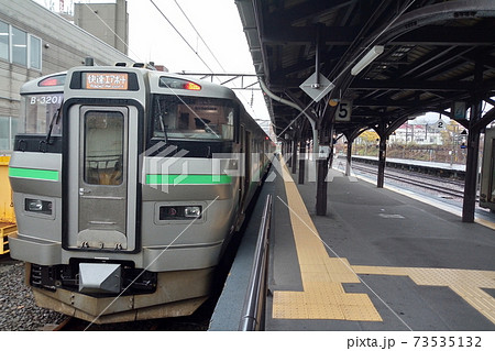 小樽駅に停車する快速エアポート 721系 小樽駅に停車する快速エアポート 721系 73535132
