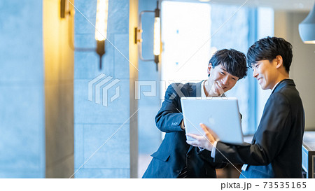 ビジネス　男性　オフィスワーク　パソコン操作　人材育成 73535165