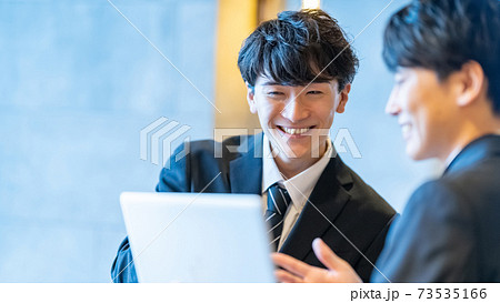 ビジネス　男性　オフィスワーク　パソコン操作　人材育成 73535166