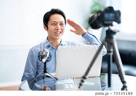 動画撮影をするユーチューバーの男性 動画撮影をするユーチューバーの男性 73535189