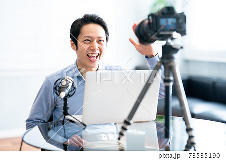動画撮影をするユーチューバーの男性 動画撮影をするユーチューバーの男性 73535190