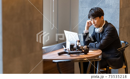 ビジネス　男性　オフィス 73535218