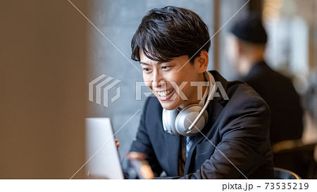 ビジネス　男性　オフィス 73535219
