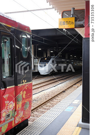 金沢駅を停車する観光特急 花嫁のれん号と特急サンダーバード 金沢駅を停車する観光特急 花嫁のれん号と特急サンダーバード 73535306