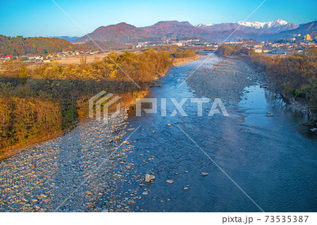 月夜野大橋からの眺望　利根川　谷川岳　大峰山方面　秋の風景　　　 73535387