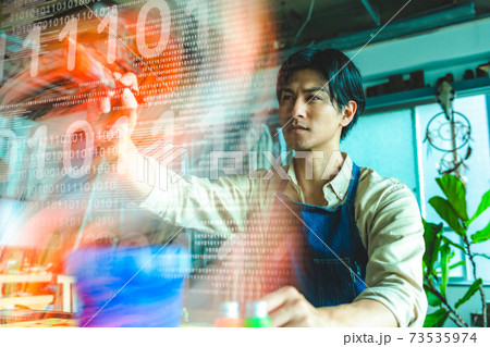 男性画家のアトリエ 73535974