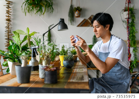 アトリエの男性 73535975