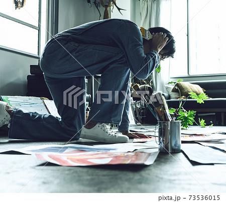 男性画家のアトリエ 73536015