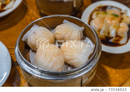 Dedicated crystal shrimp dumpling in Chinese dimsum steamer box Dedicated crystal shrimp dumpling in Chinese dimsum steamer box 73536022
