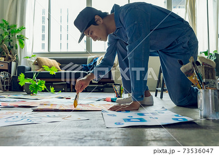 男性画家のアトリエ 73536047