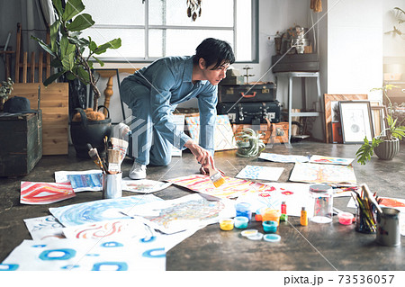 男性画家のアトリエ 73536057