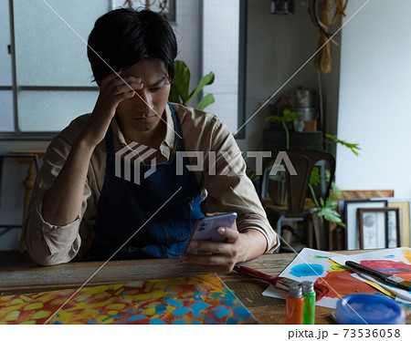 アトリエの男性 73536058