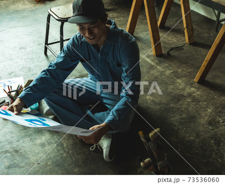 男性画家のアトリエ 73536060