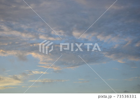 茜色に染まる朝焼け雲　　面白い形の朝焼け雲 73536331