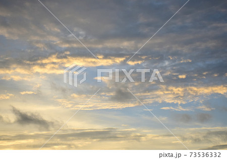 茜色に染まる朝焼け雲　　面白い形の朝焼け雲 73536332