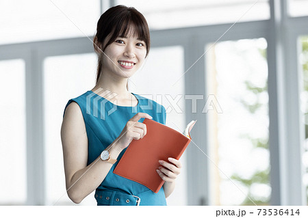 手帳を持つ若い女性 手帳を持つ若い女性 73536414